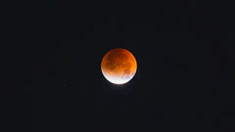 夜空中的一轮红月