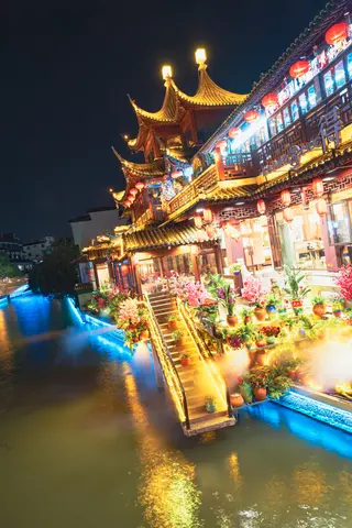 夜晚的繁华街区，有灯光和建筑物