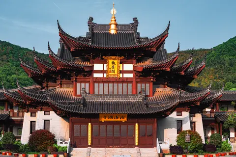 一座红色古建筑