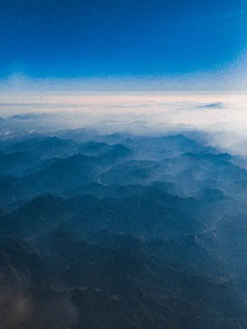 空中俯瞰山脉和云海
