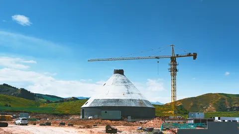带有蓝色圆顶建筑的乡村景观