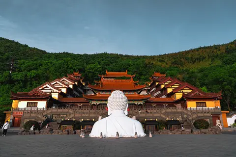 一个寺庙和一尊白色雕像