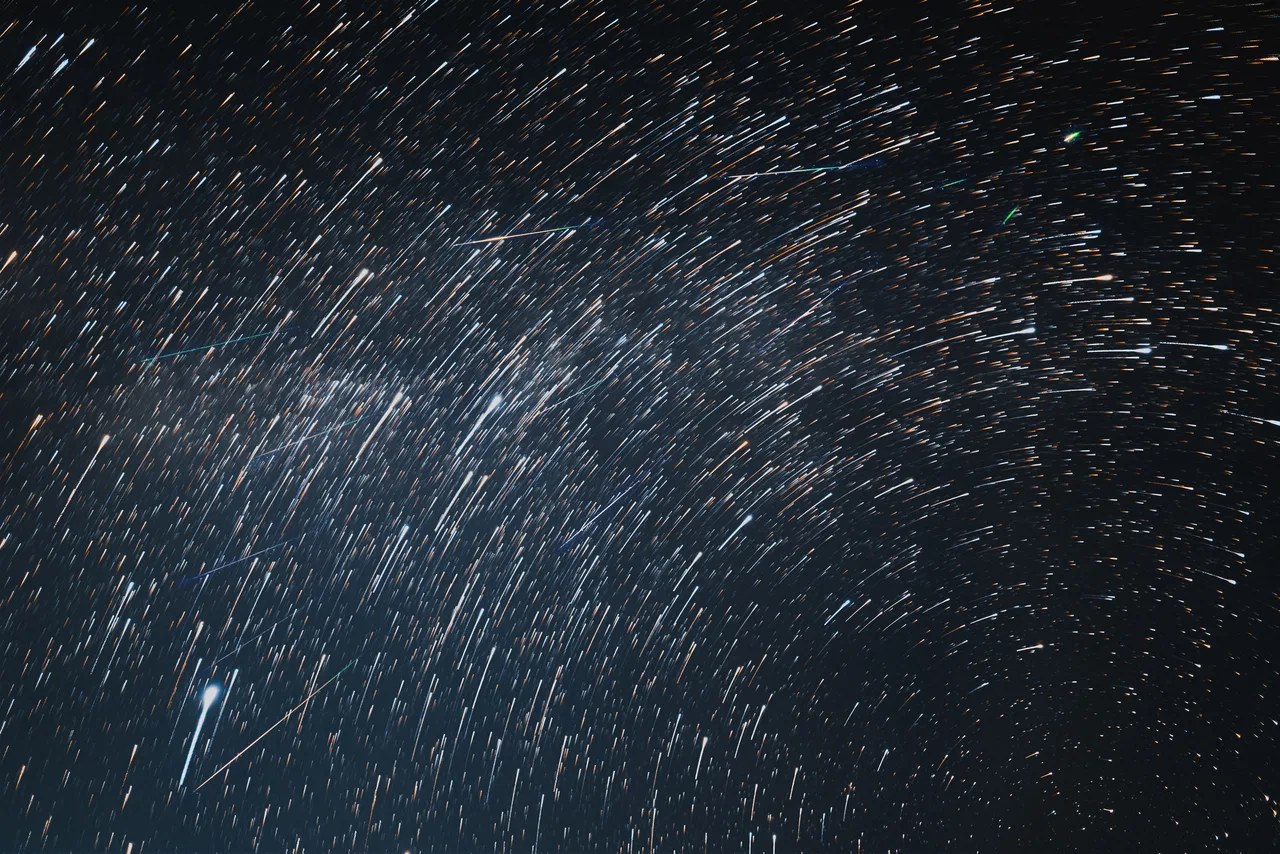 夜空中的星迹与明亮光线