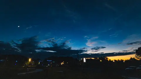 黄昏时的夜空与灯光