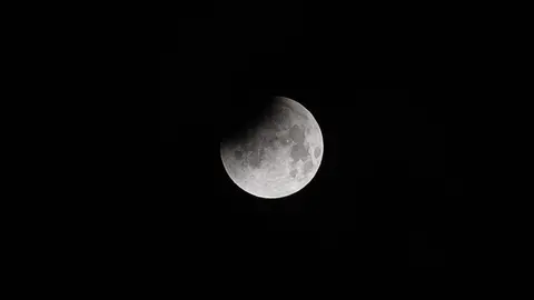 夜空中的一轮明月
