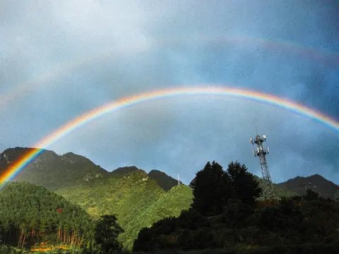 双彩虹在绿色山脉上空