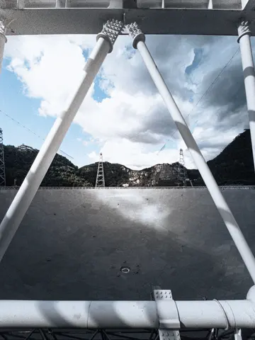 白色结构之间的水面与天空