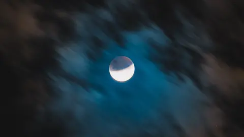夜空中的一轮明月