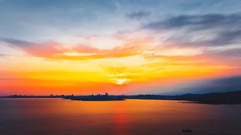 日落时分的湖泊景观