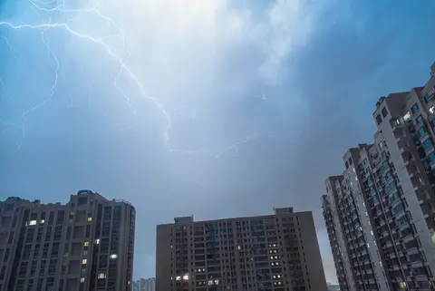 建筑上空划过的明亮闪电