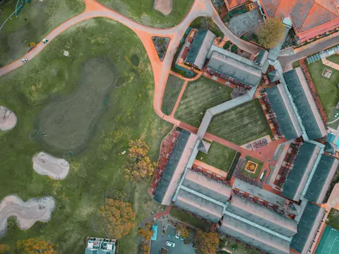 校园建筑群，有运动场和绿地
