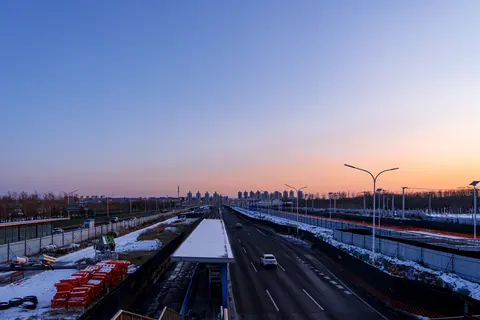 日出或日落的公路景色