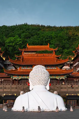 一个寺庙和一尊白色雕像