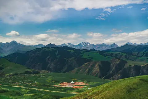 绿色的山谷和山脉景观
