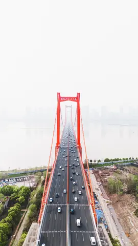 红色桥梁的全景