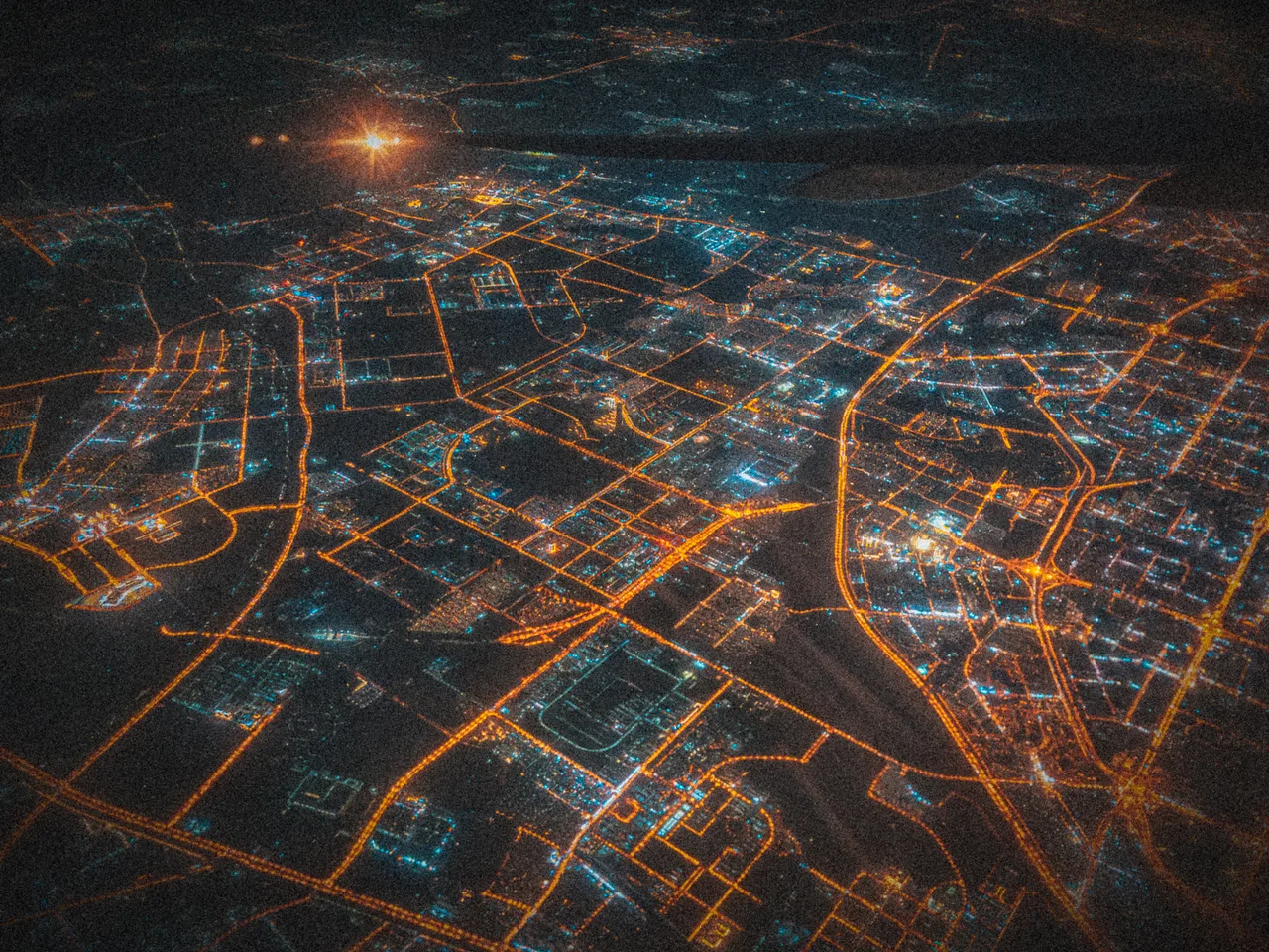 夜晚城市的灯光俯瞰图
