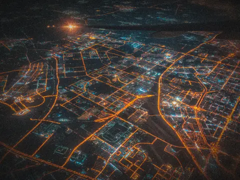 夜晚城市的灯光俯瞰图