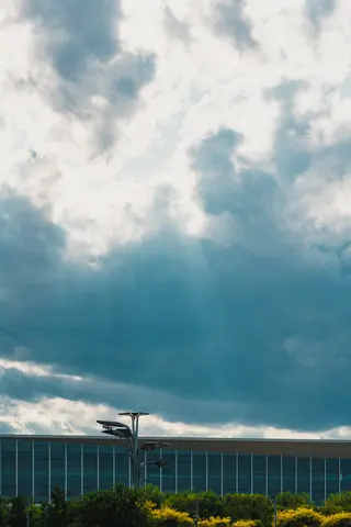 多云的天空下有一座建筑