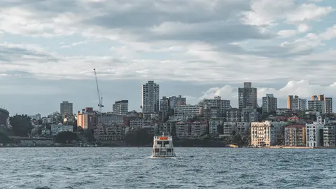 城市天际线和港口的全景