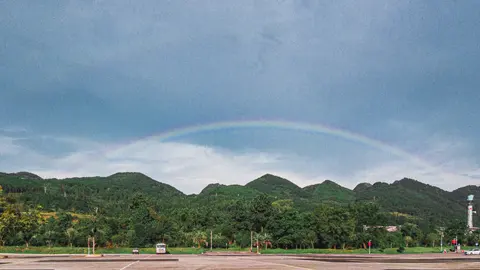 大型射电望远镜及其周围的绿色植被