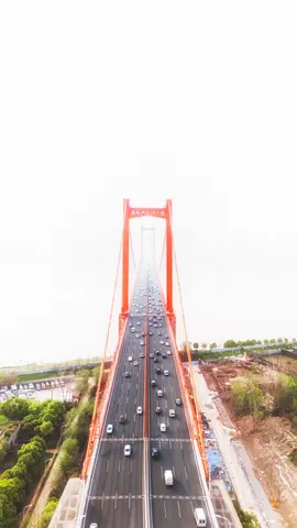红色桥梁的全景