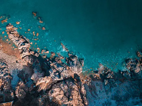 岩石海岸线和蓝色海水