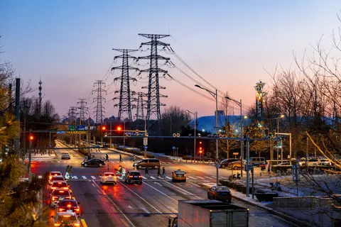 夜晚的城市街道和交通信号灯