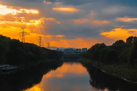 日落时分的天空和河流倒影