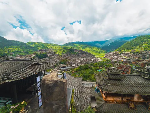 古色古香的房屋与郁郁葱葱的山脉