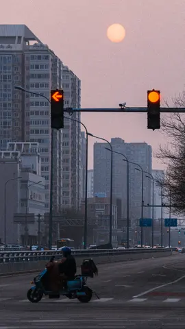 黄昏时分的城市街道