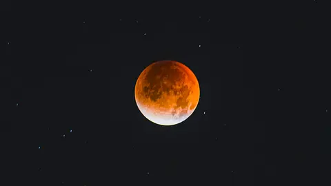 夜空中的一轮红月
