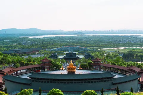 远处有山脉和湖泊的全景图