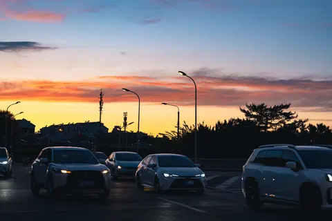黄昏时的城市街道