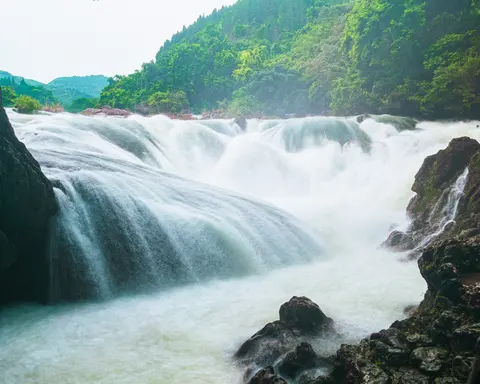 宽阔的瀑布水流