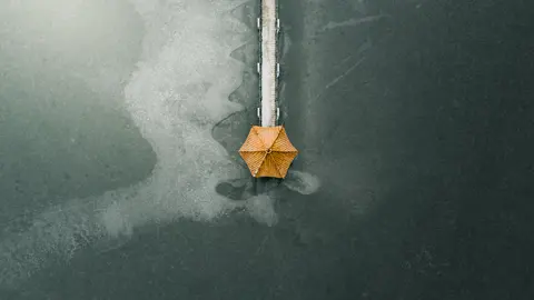 水面漂浮小船