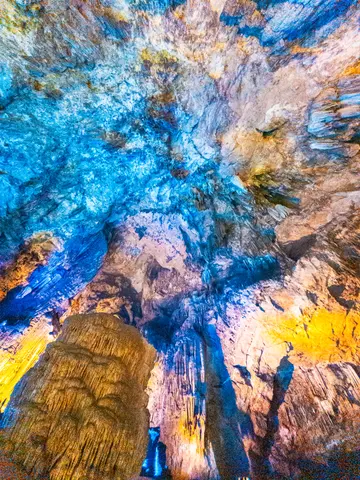 多彩灯光下的溶洞顶岩