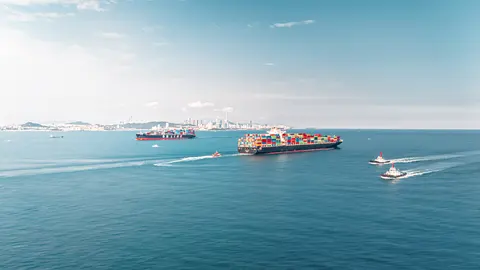 海面多艘船舶的自然景象