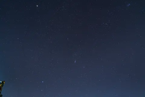 深蓝天空中散布的星点