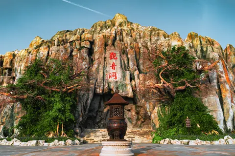 一座有红色岩石的山峰