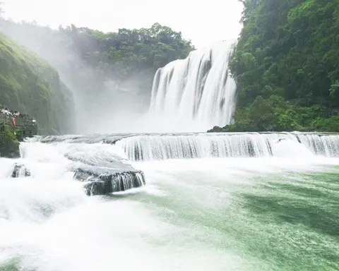 多级瀑布的远景