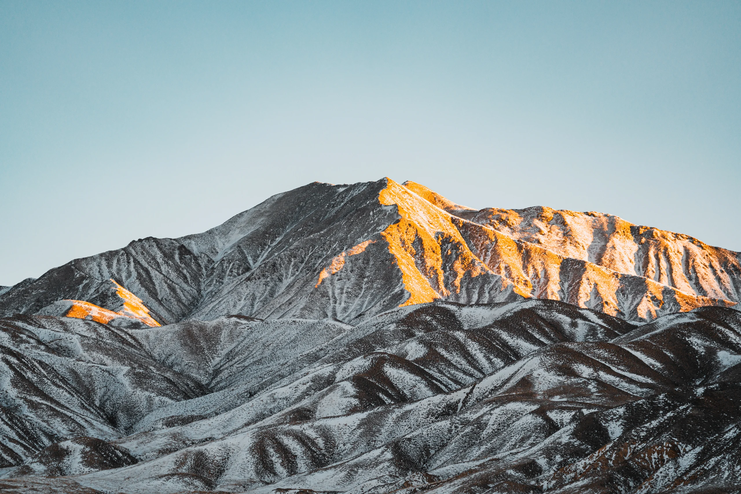 一座山峰在阳光下闪耀着金光