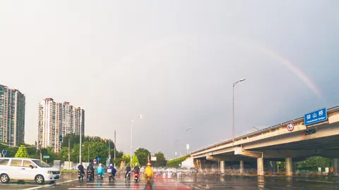城市道路上方的淡淡彩虹
