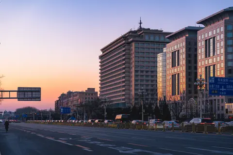 黄昏时分的城市街道