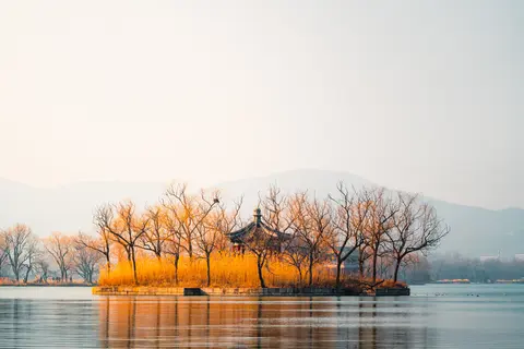 秋天的湖边景色