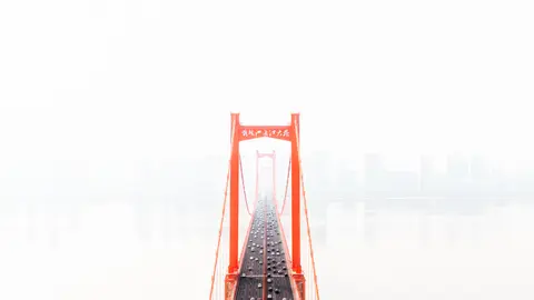 红色桥梁的近景