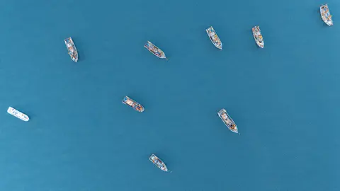 海面多艘小船的俯瞰图