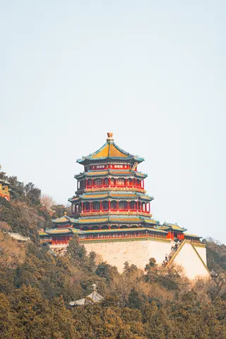 山上古色古香的塔楼