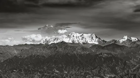 黑白影调中层叠的山峰与雪山