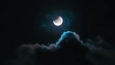 夜空中的明月被云朵部分遮挡