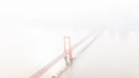 红色桥梁的全景